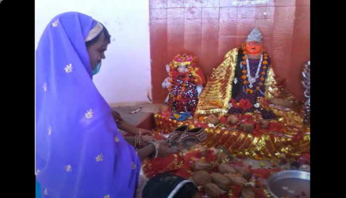 Unique Mata Temple: इस मंदिर में देवी को चढ़ाई जाती है चप्पल और सैंडल, इसके पीछे की वजह कर देगी हैरान Unique Mata Temple: इस मंदिर में देवी को चढ़ाई जाती है चप्पल और सैंडल, इसके पीछे की वजह कर देगी हैरान