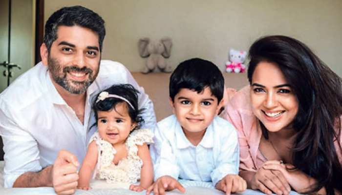 Actress Sameera Reddy husband and kids tests corona positive | समीरा रेड्डी  सहित पति और दोनों बच्चे भी हैं कोरोना पॉजिटिव, बेटे में दिखे ऐसे लक्षण |  Hindi News, Zee Hindustan Entertainment