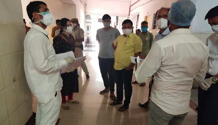 Pratapgarh : MLA ने अस्पताल प्रभारी को लगाई फटकार, Social Media पर Video Viral Pratapgarh : MLA ने अस्पताल प्रभारी को लगाई फटकार, Social Media पर Video Viral