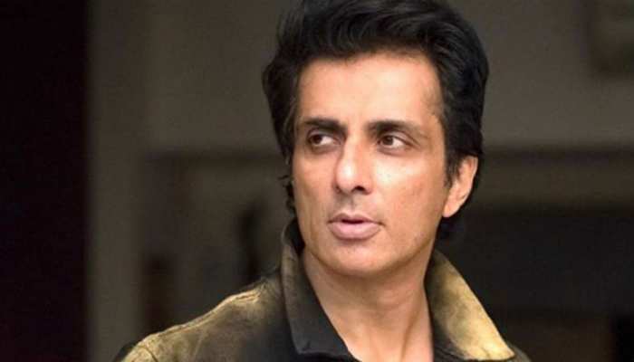 Sonu Sood कोरोना के सामने हुए मजबूर! मदद न कर पाने पर बोले- हम फेल हो गए Sonu Sood कोरोना के सामने हुए मजबूर! मदद न कर पाने पर बोले- हम फेल हो गए