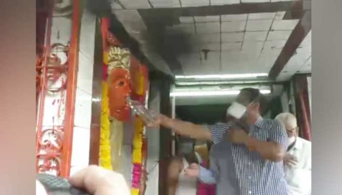 अनोखी परंपराः कोरोना महामारी को खत्म करने के लिए अष्टमी पर नगर पूजा, कलेक्टर ने देवी को चढ़ाई शराब अनोखी परंपराः कोरोना महामारी को खत्म करने के लिए अष्टमी पर नगर पूजा, कलेक्टर ने देवी को चढ़ाई शराब