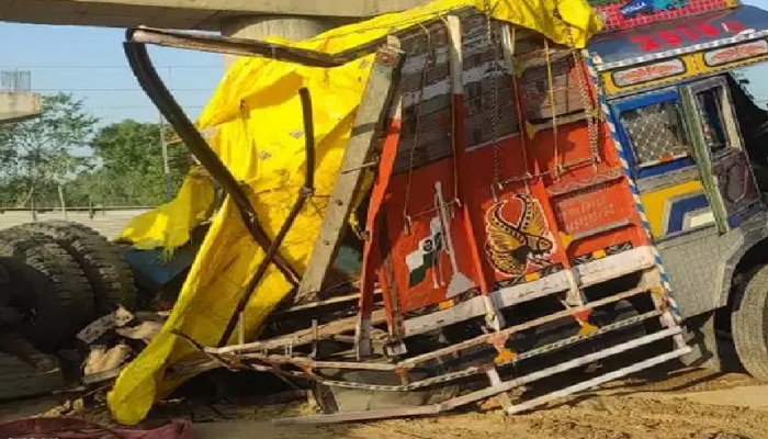 Shahjahanpur train accident in up pepole dead indian railway |  Shahjahanpur: रेलवे क्रासिंग पर ट्रेन की टक्कर से उड़े ट्रक और बाइक के  परखच्चे, पांच लोगों की मौत | Hindi News, राष्ट्र