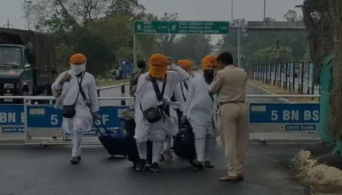 ਪਾਕਿਸਤਾਨ ਤੋਂ ਵਾਪਸ ਪਰਤੇ ਸਿੱਖ ਸ਼ਰਧਾਲੂਆਂ ਵਿੱਚੋਂ 100 ਤੋਂ ਵੱਧ ਕਰੋਨਾ ਸੰਕਰਮਿਤ,ਜਾਣ ਤੋਂ ਪਹਿਲਾਂ ਰਿਪੋਰਟ ਆਈ ਸੀ ਨੈਗੇਟਿਵ ਪਾਕਿਸਤਾਨ ਤੋਂ ਵਾਪਸ ਪਰਤੇ ਸਿੱਖ ਸ਼ਰਧਾਲੂਆਂ ਵਿੱਚੋਂ 100 ਤੋਂ ਵੱਧ ਕਰੋਨਾ ਸੰਕਰਮਿਤ,ਜਾਣ ਤੋਂ ਪਹਿਲਾਂ ਰਿਪੋਰਟ ਆਈ ਸੀ ਨੈਗੇਟਿਵ