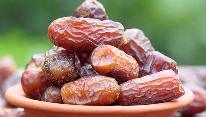 health benefits of dates khajur ke fayde benefits of eating dates stomach diseases and improve immun system pcup | खून की कमी को करना है दूर, तो रोज खाएं 2 खजूर, फायदे