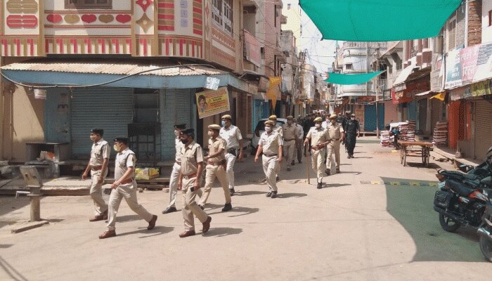 Dungarpur Khabar: बेवजह घूम रहे लोगों पर पुलिस ने बरसाए लट्ठ तो वीरान हुईं सड़कें Dungarpur Khabar: बेवजह घूम रहे लोगों पर पुलिस ने बरसाए लट्ठ तो वीरान हुईं सड़कें