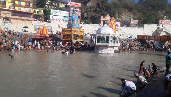 हरिद्वार महाकुंभ का आखिरी शाही स्नान, कोरोना गाइडलाइंस का हो रहा पालन हरिद्वार महाकुंभ का आखिरी शाही स्नान, कोरोना गाइडलाइंस का हो रहा पालन