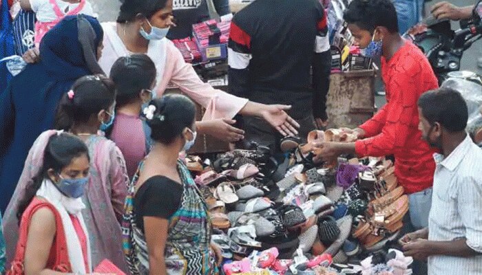 Chittorgarh: Weekend Curfew के बाद बाजारों में उमड़ी भीड़, गाइडलाइन की उड़ी धज्जियां Chittorgarh: Weekend Curfew के बाद बाजारों में उमड़ी भीड़, गाइडलाइन की उड़ी धज्जियां