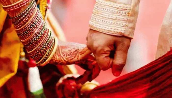 पति ने अपनी आंखों के सामने करवाए पत्नी और उसके प्रेमी के फेरे, बोला-बस खुश रहना पति ने अपनी आंखों के सामने करवाए पत्नी और उसके प्रेमी के फेरे, बोला-बस खुश रहना