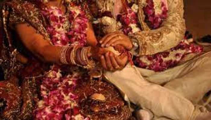 शादी में मजे से खा रहे थे पनीर की सब्जी-गुलाब जामुन, पुलिस पहुंची तो कोई प्लेट लेकर भागा, कोई बिना टेबल के नीचे छुपा! शादी में मजे से खा रहे थे पनीर की सब्जी-गुलाब जामुन, पुलिस पहुंची तो कोई प्लेट लेकर भागा, कोई बिना टेबल के नीचे छुपा!