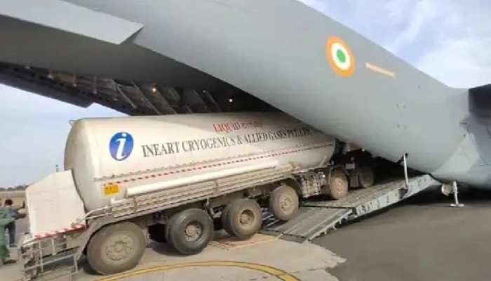 इंदौर एयरपोर्ट से Airlift किए गए तीन टैंकर, भिलाई स्टील प्लांट से लाएंगे प्राणवायु इंदौर एयरपोर्ट से Airlift किए गए तीन टैंकर, भिलाई स्टील प्लांट से लाएंगे प्राणवायु