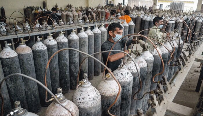 Kota में ऑक्सीजन प्लांट के बाहर बिलखते रहे परिजन, मरीज के लिए नहीं मिली Oxygen Kota में ऑक्सीजन प्लांट के बाहर बिलखते रहे परिजन, मरीज के लिए नहीं मिली Oxygen