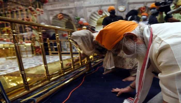 ਗੁਰੂ ਤੇਗ ਬਹਾਦਰ ਜੀ ਦੇ 400ਵੇਂ ਪ੍ਰਕਾਸ਼ ਪੁਰਬ 'ਤੇ ਪ੍ਰਧਾਨਮੰਤਰੀ ਮੋਦੀ ਨੇ ਸੀਸ ਗੰਜ ਗੁਰਦੁਆਰਾ ਸਾਹਿਬ ਵਿਖੇ ਟੇਕਿਆ ਮੱਥਾ ਗੁਰੂ ਤੇਗ ਬਹਾਦਰ ਜੀ ਦੇ 400ਵੇਂ ਪ੍ਰਕਾਸ਼ ਪੁਰਬ 'ਤੇ ਪ੍ਰਧਾਨਮੰਤਰੀ ਮੋਦੀ ਨੇ ਸੀਸ ਗੰਜ ਗੁਰਦੁਆਰਾ ਸਾਹਿਬ ਵਿਖੇ ਟੇਕਿਆ ਮੱਥਾ