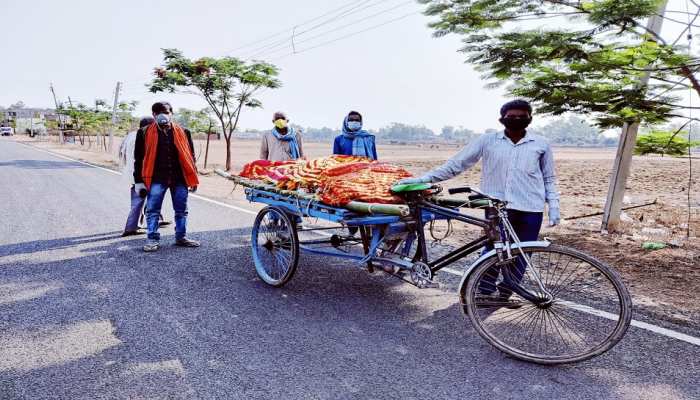 Jamui: शव को बिना पैक किए ठेले पर लादकर ले गए परिजन, ग्रामीणों में भय Jamui: शव को बिना पैक किए ठेले पर लादकर ले गए परिजन, ग्रामीणों में भय