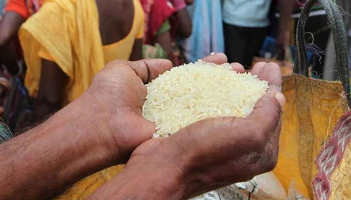 गरीबों को तीन माह का राशन मुफ्तः MP के इस जिले में लाभार्थी घर ले जा रहे शकर, नमक और अनाज गरीबों को तीन माह का राशन मुफ्तः MP के इस जिले में लाभार्थी घर ले जा रहे शकर, नमक और अनाज