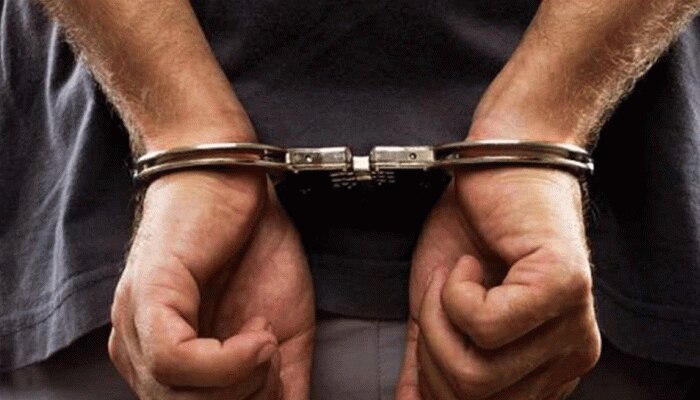 Dungarpur: गुजरात बॉर्डर के पास पकड़ी गई अवैध अंग्रेजी शराब भरी लग्जरी कार, 1 Arrest Dungarpur: गुजरात बॉर्डर के पास पकड़ी गई अवैध अंग्रेजी शराब भरी लग्जरी कार, 1 Arrest