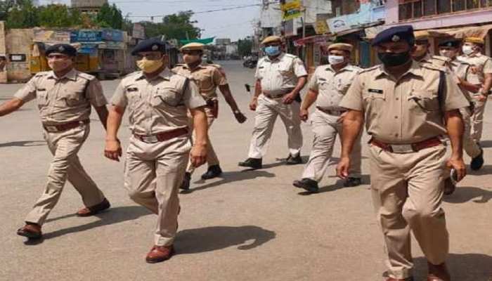 कोरोना के प्रति जागरूकता को लेकर प्रशासन ने किया फ्लैग मार्च, लोगों से की यह अपील... कोरोना के प्रति जागरूकता को लेकर प्रशासन ने किया फ्लैग मार्च, लोगों से की यह अपील...
