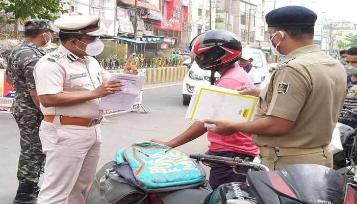 Lockdown Second Day: କୋରୋନା ସହ ଅପରାଧର ନିୟନ୍ତ୍ରଣ ପାଇଁ ସଜାଗ ପୋଲିସ ପ୍ରଶାସନ Lockdown Second Day: କୋରୋନା ସହ ଅପରାଧର ନିୟନ୍ତ୍ରଣ ପାଇଁ ସଜାଗ ପୋଲିସ ପ୍ରଶାସନ