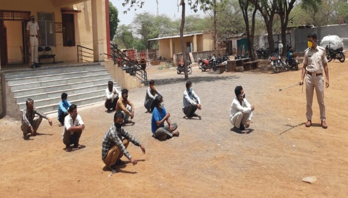 Banswara: बेवजह बाहर घूम रहे लोगों पर पुलिस सख्त, 172 को भेजा क्वारेंटाइन सेंटर Banswara: बेवजह बाहर घूम रहे लोगों पर पुलिस सख्त, 172 को भेजा क्वारेंटाइन सेंटर