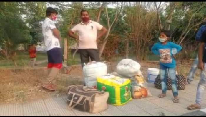 लॉक डाउन की वजह से पलायन कर रहे हैं प्रवासी मजदूर, सरकार से नहीं मिल रही कोई मदद लॉक डाउन की वजह से पलायन कर रहे हैं प्रवासी मजदूर, सरकार से नहीं मिल रही कोई मदद
