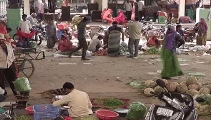 Jhalawar में Corona Guideline की उड़ रही धज्जियां, बिना Mask घूम रहे लोग Jhalawar में Corona Guideline की उड़ रही धज्जियां, बिना Mask घूम रहे लोग