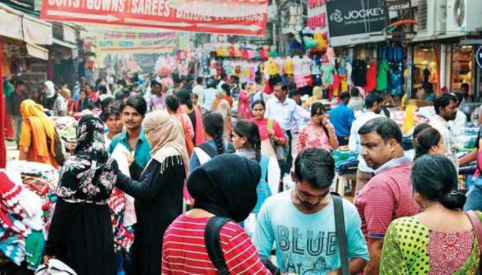 Chittorgarh: लॉकडाउन की भनक से सड़कों पर दिखी भीड़, कोविड नियमों का बनाया 'मजाक' Chittorgarh: लॉकडाउन की भनक से सड़कों पर दिखी भीड़, कोविड नियमों का बनाया 'मजाक'