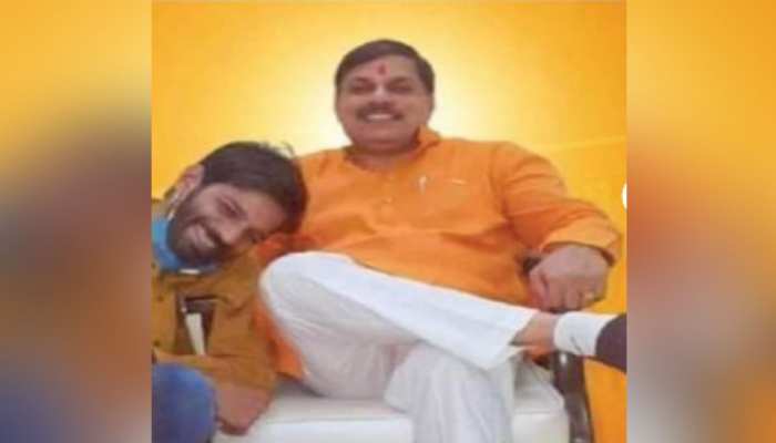मंत्री यादव के प्रतिनिधि पर अस्पताल को 'हाइजैक' करने का आरोप, निराश डॉक्टर ने कमिश्नर से लगाई अर्जी- ''मेरा ट्रांसफर कर दीजिए'' मंत्री यादव के प्रतिनिधि पर अस्पताल को 'हाइजैक' करने का आरोप, निराश डॉक्टर ने कमिश्नर से लगाई अर्जी- ''मेरा ट्रांसफर कर दीजिए''