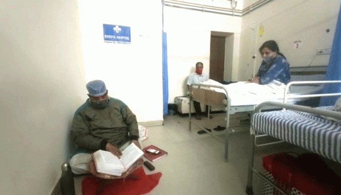 Corona मरीजों के लिए अस्पताल में हो रहा 'रामायण का पाठ', PPE किट पहनकर आता है पंडित Corona मरीजों के लिए अस्पताल में हो रहा 'रामायण का पाठ', PPE किट पहनकर आता है पंडित