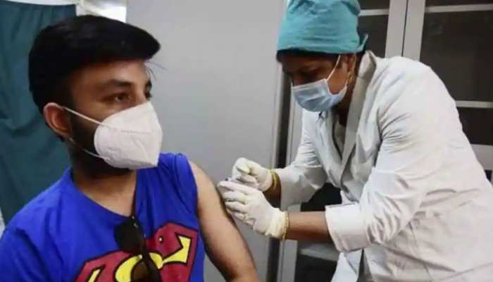 Vaccination: टीकों की कमी के बीच Maharashtra में क्या बदलेगी प्रायोरिटी? 35-44 एज ग्रुप को मिल सकता है पहले मौका Vaccination: टीकों की कमी के बीच Maharashtra में क्या बदलेगी प्रायोरिटी? 35-44 एज ग्रुप को मिल सकता है पहले मौका