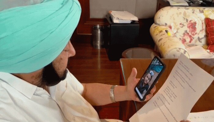 ਰਾਤੋਂ ਰਾਤ ਬਦਲੀ ਜੁਰਾਬਾਂ ਵੇਚਣ ਵਾਲੇ ਬੱਚੇ ਦੀ ਕਿਸਮਤ, ਕੈਪਟਨ ਨੇ ਕੀਤਾ ਮਦਦ ਦਾ ਐਲਾਨ ਰਾਤੋਂ ਰਾਤ ਬਦਲੀ ਜੁਰਾਬਾਂ ਵੇਚਣ ਵਾਲੇ ਬੱਚੇ ਦੀ ਕਿਸਮਤ, ਕੈਪਟਨ ਨੇ ਕੀਤਾ ਮਦਦ ਦਾ ਐਲਾਨ