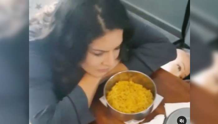 Sunny Leone's Maggi Funny Video Viral on Instagram | Sunny Leone की आई Maggi पर नियत, लेकिन सुंघकर चलाया काम- Funny Video | Hindi News, बॉलीवुड Sunny Leone's Maggi Funny Video Viral on Instagram | Sunny Leone की आई Maggi पर नियत, लेकिन सुंघकर चलाया काम- Funny Video | Hindi News, बॉलीवुड