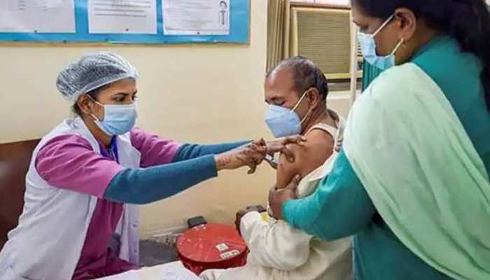 हाईकोर्ट की फटकार के बाद एक्शन में छत्तीसगढ़ सरकार, इस आधार पर होगा 18+ वालों का टीकाकरण हाईकोर्ट की फटकार के बाद एक्शन में छत्तीसगढ़ सरकार, इस आधार पर होगा 18+ वालों का टीकाकरण