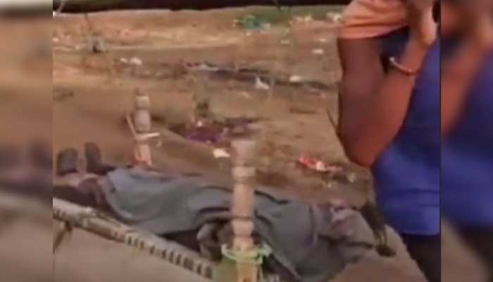 शर्मसार करने वाली हकीकत: जब नहीं मिली एंबुलेंस, खाट पर 25 किमी तक बेटी के शव को लेकर पहुंचा पिता शर्मसार करने वाली हकीकत: जब नहीं मिली एंबुलेंस, खाट पर 25 किमी तक बेटी के शव को लेकर पहुंचा पिता