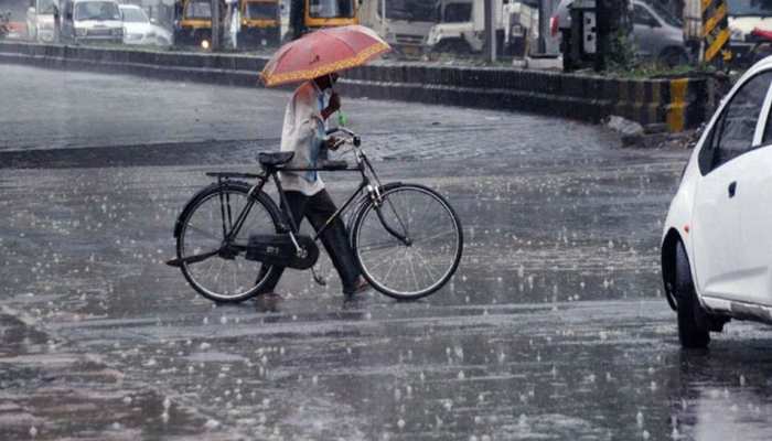 MP Indore Weather: तेज गर्मी के बाद बरसे बादल, जानिए सोमवार को कैसा रहेगा मौसम का हाल MP Indore Weather: तेज गर्मी के बाद बरसे बादल, जानिए सोमवार को कैसा रहेगा मौसम का हाल