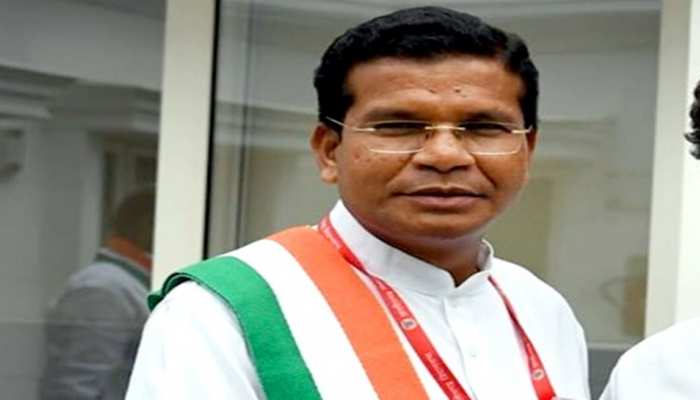 चाचा विधायक हैं हमारे: कांग्रेस MLA के भतीजे की शादी में हुआ कुछ ऐसा, कलेक्टर ने दिए जांच के आदेश चाचा विधायक हैं हमारे: कांग्रेस MLA के भतीजे की शादी में हुआ कुछ ऐसा, कलेक्टर ने दिए जांच के आदेश