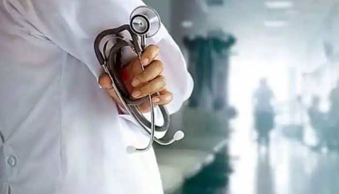 बेलगाम नौकरशाही: कोरोना से परिवार के 5 सदस्यों की हुई मौत, बेटियां भी संक्रमित, फिर भी इस वजह से हुआ डॉक्टर का ट्रांसफर बेलगाम नौकरशाही: कोरोना से परिवार के 5 सदस्यों की हुई मौत, बेटियां भी संक्रमित, फिर भी इस वजह से हुआ डॉक्टर का ट्रांसफर
