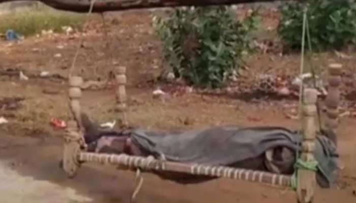 एक पिता की लाचारी: पोस्टमार्टम के लिए 25 KM तक बेटी का शव लेकर पैदल चला एक पिता की लाचारी: पोस्टमार्टम के लिए 25 KM तक बेटी का शव लेकर पैदल चला