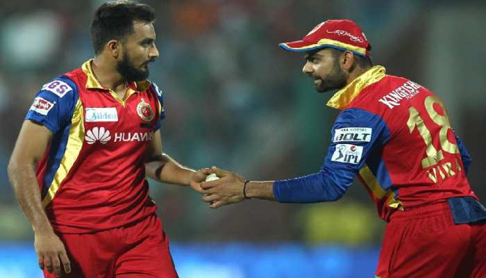 IPL 2021: Virat Kohli ने कही सिर्फ एक बात और स्टार बन गए Harshal Patel, कर दिए बड़े कारनामे IPL 2021: Virat Kohli ने कही सिर्फ एक बात और स्टार बन गए Harshal Patel, कर दिए बड़े कारनामे