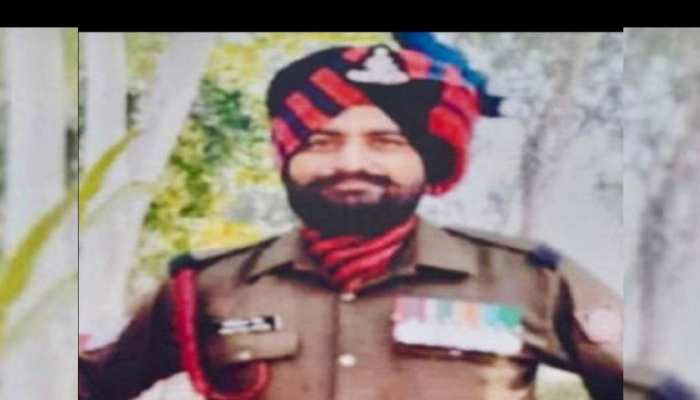 ਮੁੱਖ ਮੰਤਰੀ ਵੱਲੋਂ ਸ਼ਹੀਦ ਹਵਲਦਾਰ ਅੰਮਿ੍ਤਪਾਲ ਸਿੰਘ ਦੇ ਵਾਰਸਾਂ ਨੂੰ 50 ਲੱਖ ਰੁਪਏ ਐਕਸ ਗ੍ਰੇਸ਼ੀਆ ਤੇ ਇਕ ਸਰਕਾਰੀ ਨੌਕਰੀ ਦੇਣ ਦਾ ਐਲਾਨ ਮੁੱਖ ਮੰਤਰੀ ਵੱਲੋਂ ਸ਼ਹੀਦ ਹਵਲਦਾਰ ਅੰਮਿ੍ਤਪਾਲ ਸਿੰਘ ਦੇ ਵਾਰਸਾਂ ਨੂੰ 50 ਲੱਖ ਰੁਪਏ ਐਕਸ ਗ੍ਰੇਸ਼ੀਆ ਤੇ ਇਕ ਸਰਕਾਰੀ ਨੌਕਰੀ ਦੇਣ ਦਾ ਐਲਾਨ