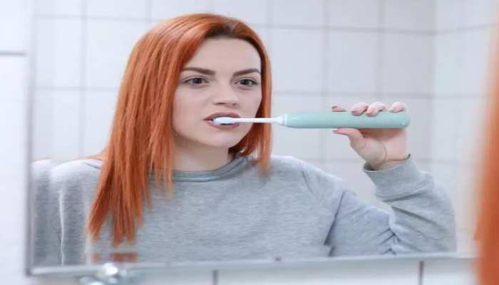 health news experts recommend change your toothburus after covid recovery experts claim shocking results pcup | कोरोना से ठीक होते ही तुरंत फेंक दें अपना पुराना टूथब्रश-टंग क्लीनर, खबर ...