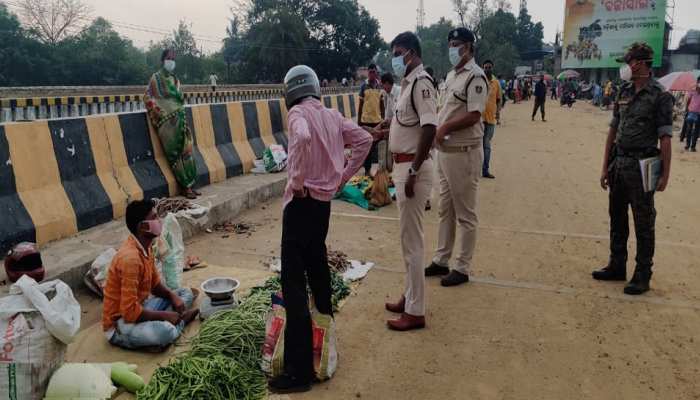 Odisha Lockdown: ସମ୍ବଲପୁରରେ ସ୍ଥିତି ପରଖିଲେ ଜିଲ୍ଲା ପୋଲିସ ମୁଖିଆ Odisha Lockdown: ସମ୍ବଲପୁରରେ ସ୍ଥିତି ପରଖିଲେ ଜିଲ୍ଲା ପୋଲିସ ମୁଖିଆ