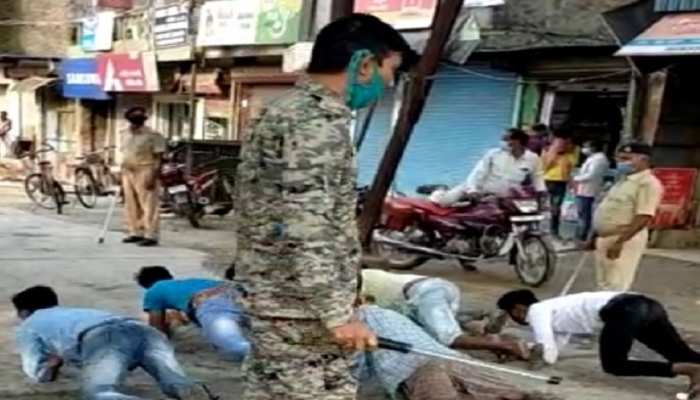 सड़क पर मेंढक की तरह कूद और मगरमच्छ की तरह तैर रहे युवक, वजह जान आप भी कहेंगे 'ओह नो' सड़क पर मेंढक की तरह कूद और मगरमच्छ की तरह तैर रहे युवक, वजह जान आप भी कहेंगे 'ओह नो'