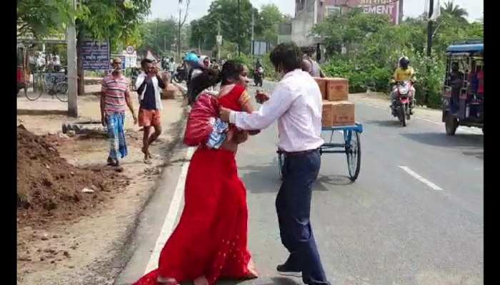Munger: पत्नी ने सरेआम कर दी पति की पिटाई, दहेज को लेकर हुआ था विवाद Munger: पत्नी ने सरेआम कर दी पति की पिटाई, दहेज को लेकर हुआ था विवाद