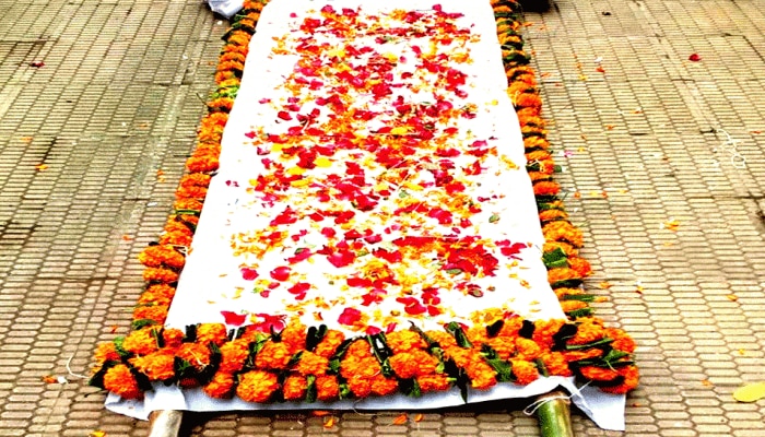 कुदरत का करिश्मा: अचानक जी उठी महिला, घरवाले कर रहे थे 'अंतिम संस्कार' की तैयारी कुदरत का करिश्मा: अचानक जी उठी महिला, घरवाले कर रहे थे 'अंतिम संस्कार' की तैयारी