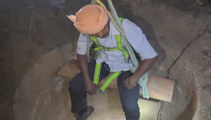 गाय के लिए सांपों के कुएं में कूद गया युवक, जान पर खेलकर निकाला बाहर गाय के लिए सांपों के कुएं में कूद गया युवक, जान पर खेलकर निकाला बाहर