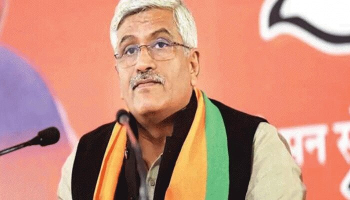 Jaisalmer: केंद्रीय मंत्री शेखावत ने किया फलसूंड क्षेत्र का दौरा, भेंट की 2 Oxygen मशीनें Jaisalmer: केंद्रीय मंत्री शेखावत ने किया फलसूंड क्षेत्र का दौरा, भेंट की 2 Oxygen मशीनें