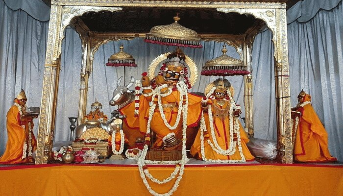 अक्षय तृतीया पर ठाकुरजी की हुई खास पूजा, कलंगी श्रृंगार संग लगा शीतल व्यंजनों का भोग अक्षय तृतीया पर ठाकुरजी की हुई खास पूजा, कलंगी श्रृंगार संग लगा शीतल व्यंजनों का भोग