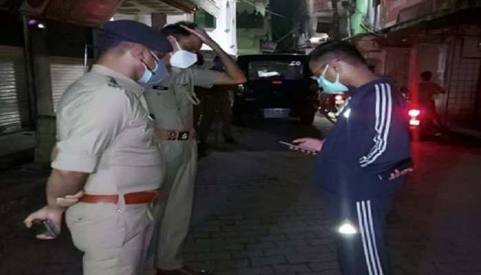 मेरठ में मामूली विवाद में दो पक्षों के बीच खूनी संघर्ष, बीच-बचाव कराने आए 2 लोगों को लगी गोली मेरठ में मामूली विवाद में दो पक्षों के बीच खूनी संघर्ष, बीच-बचाव कराने आए 2 लोगों को लगी गोली