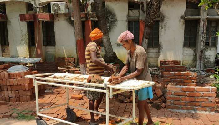 अस्पताल प्रशासन की अनदेखी! मरीजों के स्ट्रेचर को बनाया गया बालू-ईंट का ठेला अस्पताल प्रशासन की अनदेखी! मरीजों के स्ट्रेचर को बनाया गया बालू-ईंट का ठेला