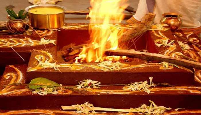 कोरोना से मुक्ति के लिए किया गया 11 दिवसीय यज्ञ, मंत्रोच्चार द्वारा हवन में दी गई आहूतियां कोरोना से मुक्ति के लिए किया गया 11 दिवसीय यज्ञ, मंत्रोच्चार द्वारा हवन में दी गई आहूतियां