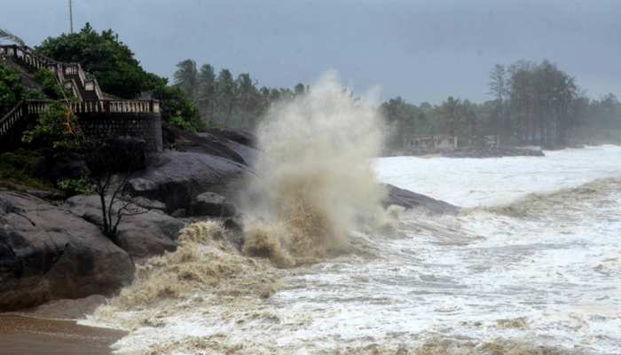 Cyclone Tauktae Live Updates, Gujarat, Maharashtra, Goa and Kerala on  alert, Very severe cyclonic storm likely to intensify | Cyclone Tauktae  Live Updates: विनाशकारी हुआ चक्रवाती तूफान तौकते, अब तक ली 6